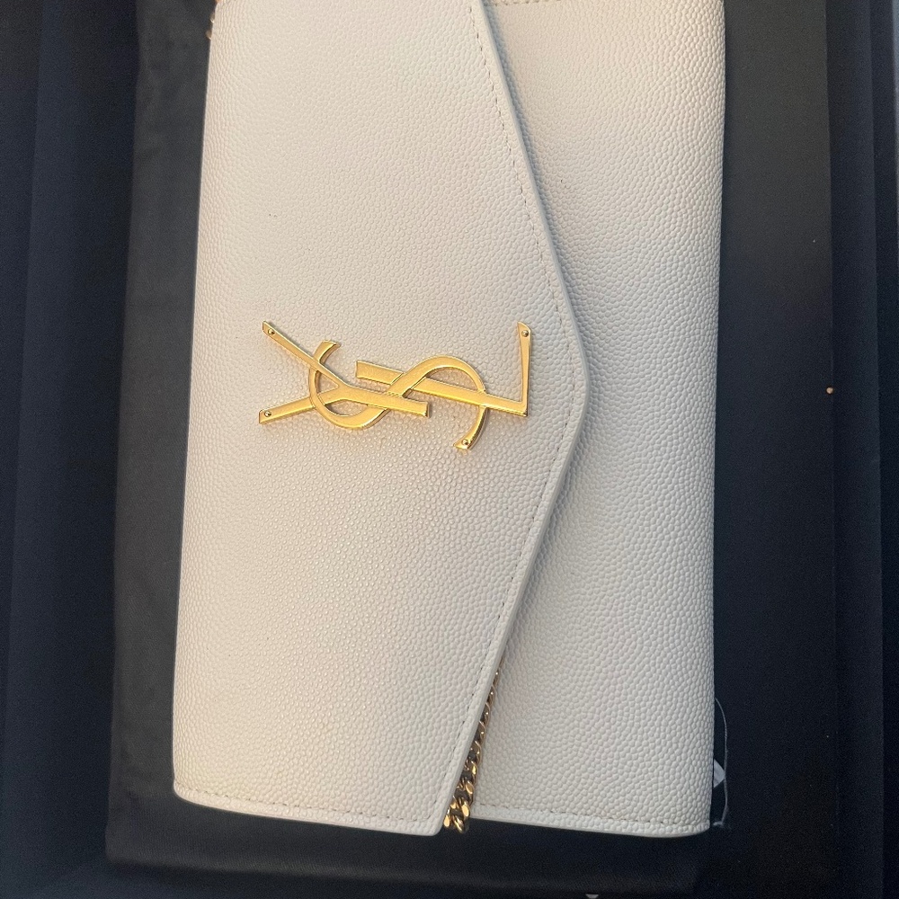 UPTOWN CHAIN WALLET IN GRAIN DE POUDRE EMBOSSED LEATHER